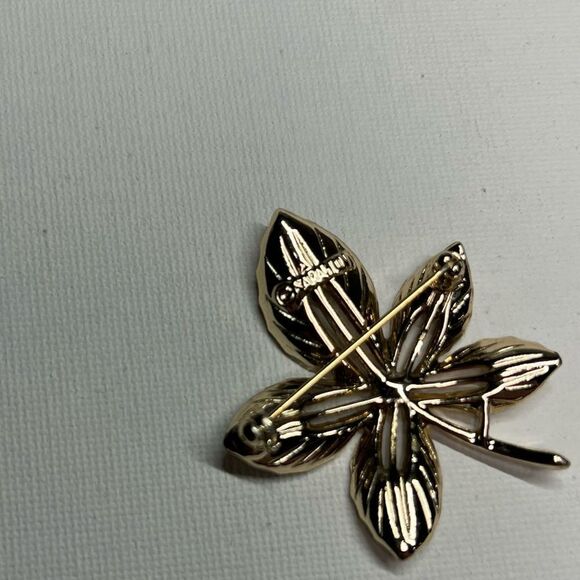 Vintage Sarah Coventry Signed Gold Tone Maple Leaf Brooch - Picture 5 of 6